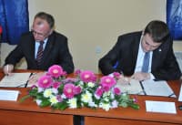 Podpis smlouvy - zleva Lužniak a Půta